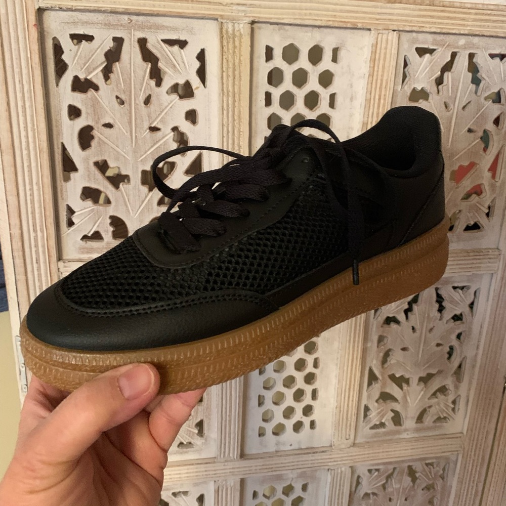 Nicole Miller Sneakers, black mesh uppers, brown rubber soles, NEW, Women’s 7